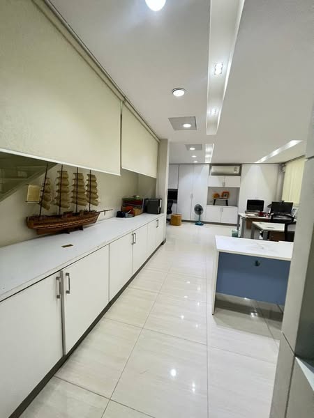 Four Storey Building Office For Rent