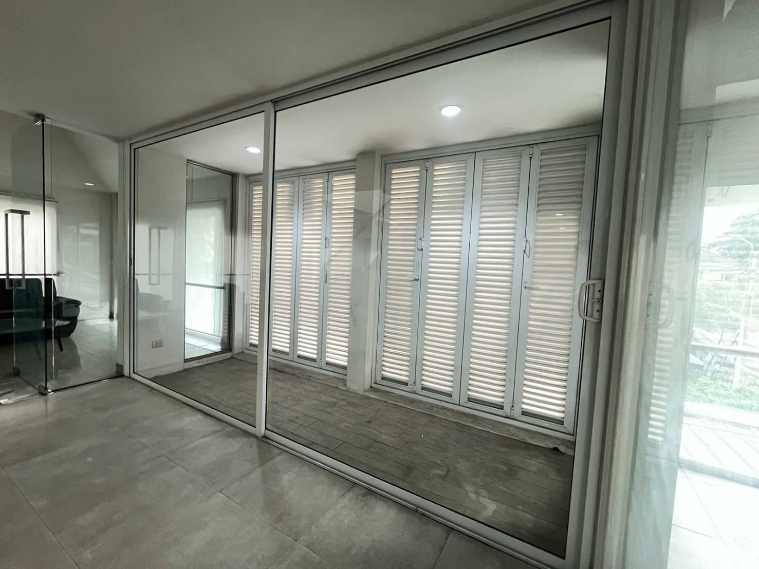Four Storey Building Office For Rent