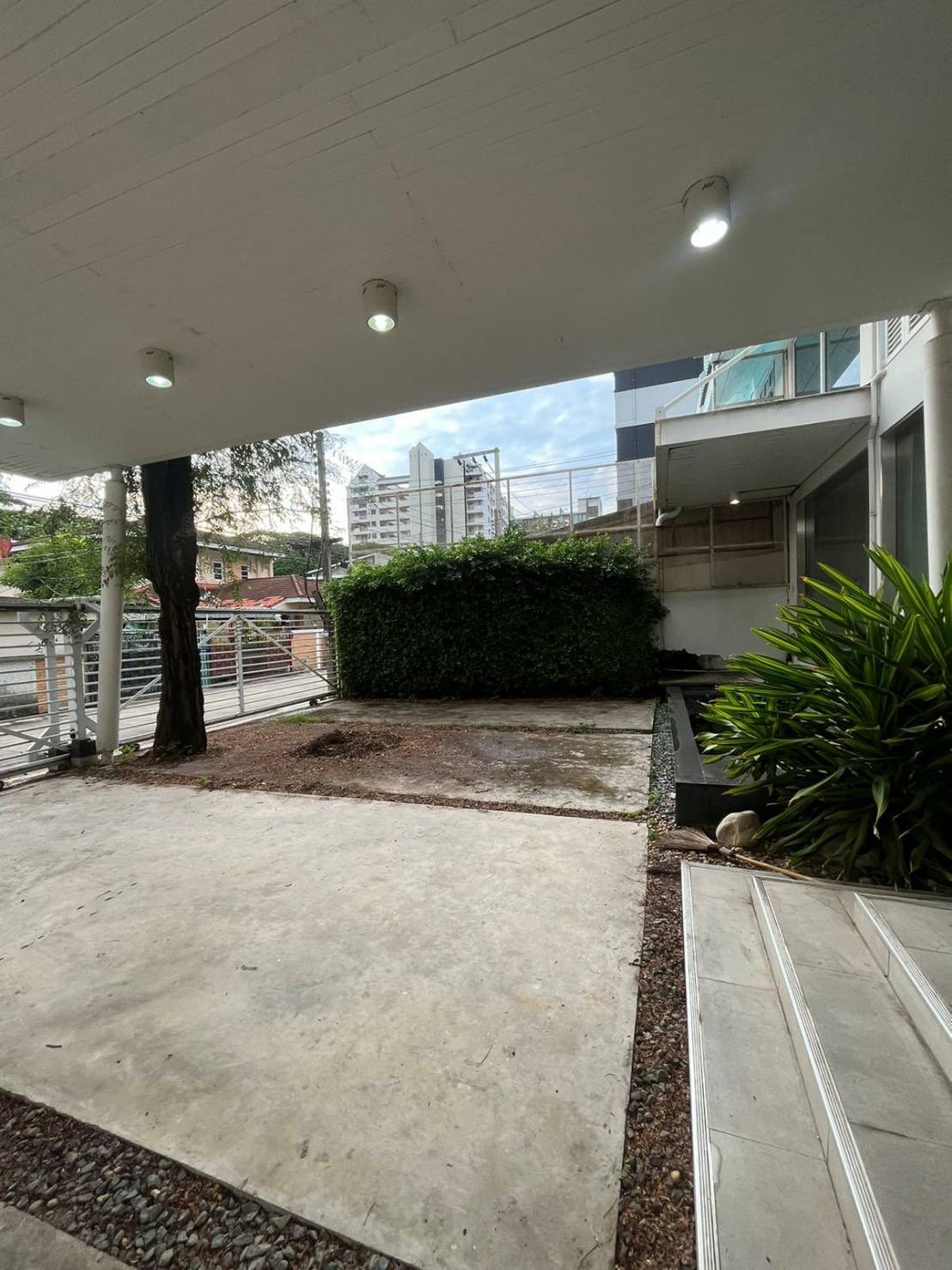Four Storey Building Office For Rent