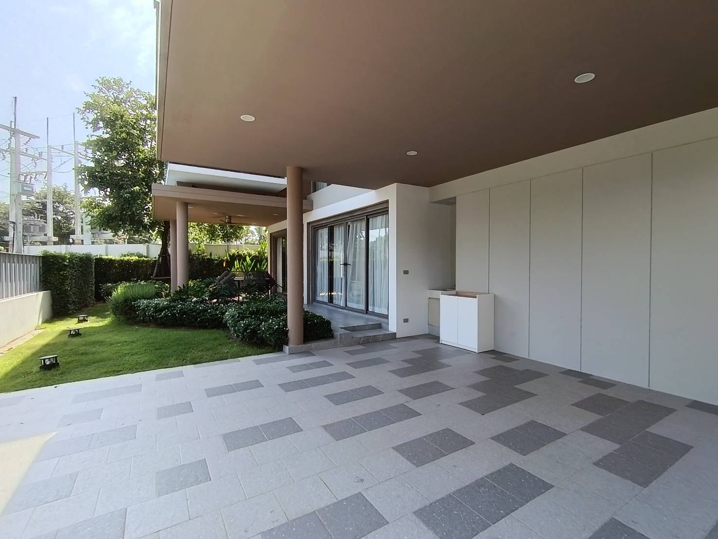 Detached House For Rent