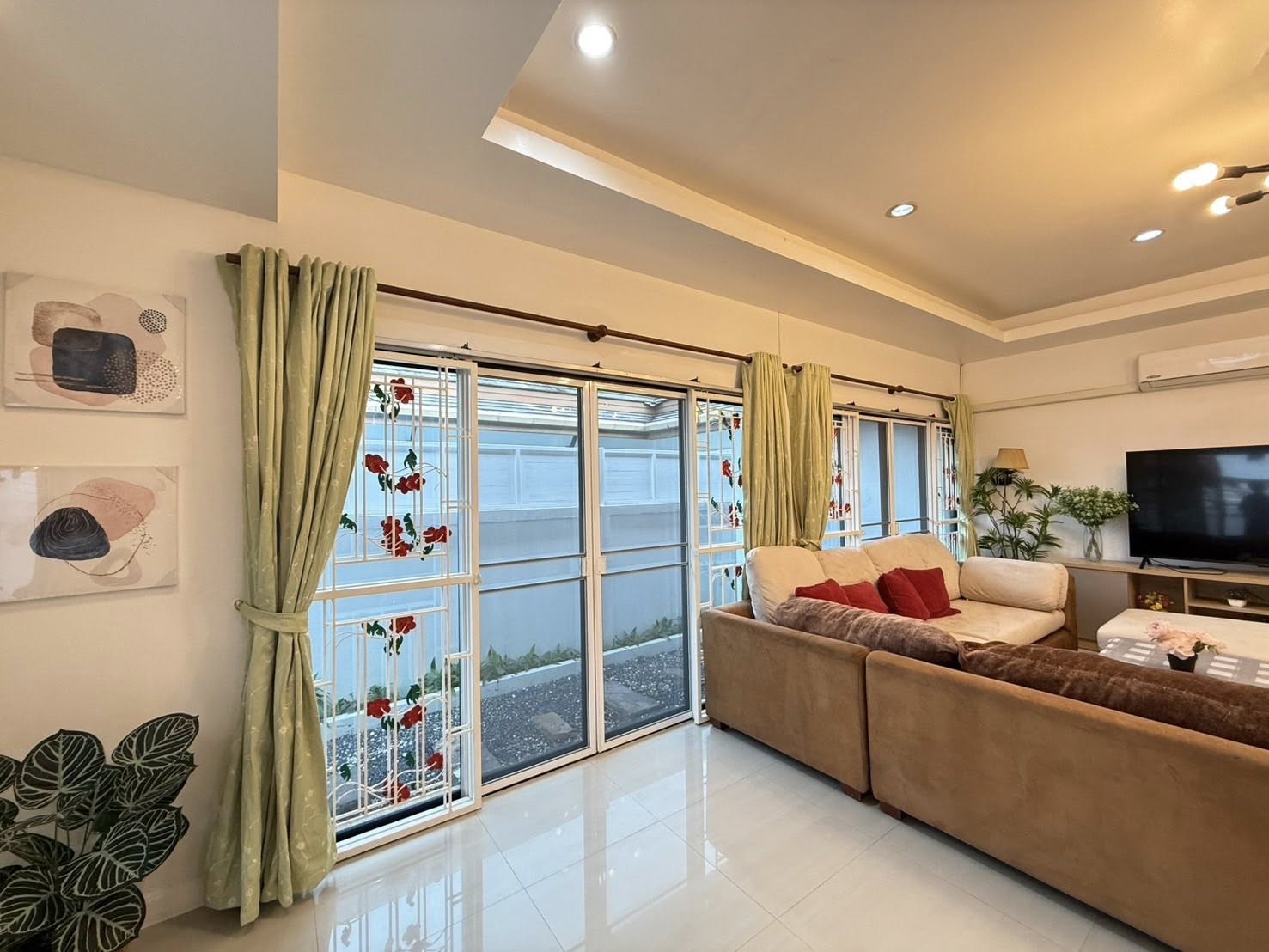 Detached House For Rent