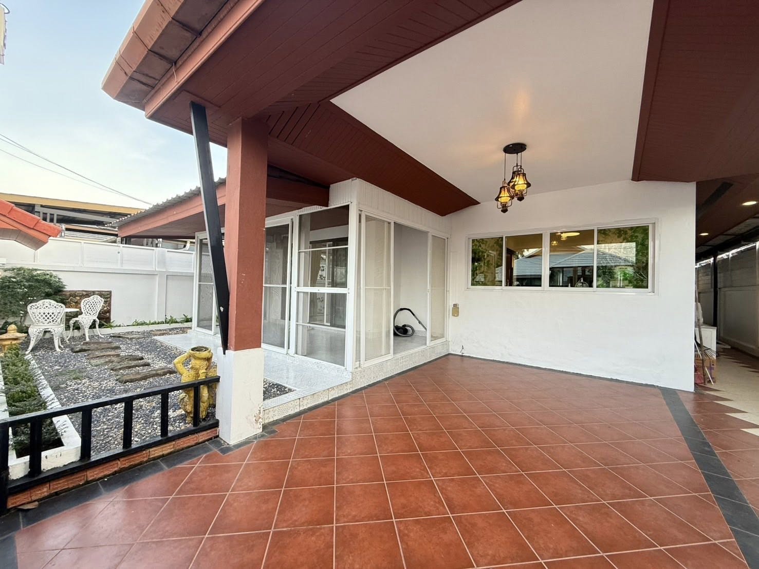 Detached House For Rent