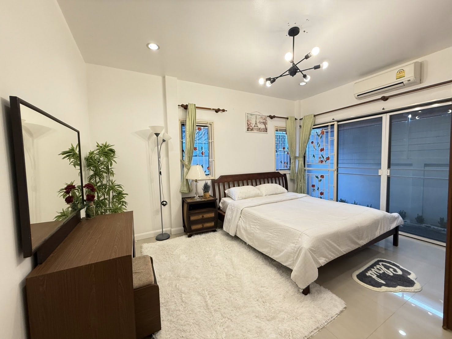 Detached House For Rent
