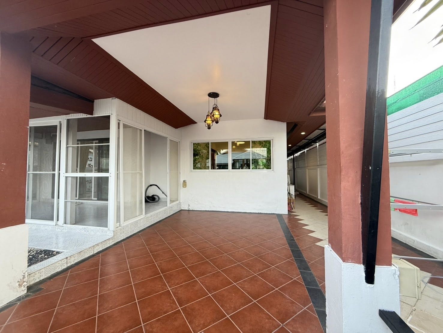 Detached House For Rent