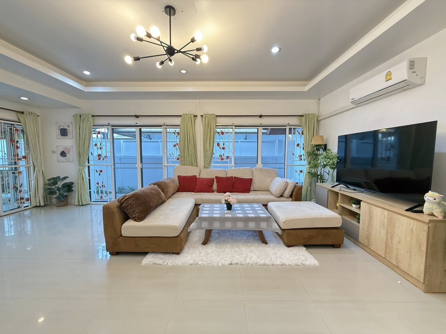 Detached House For Rent
