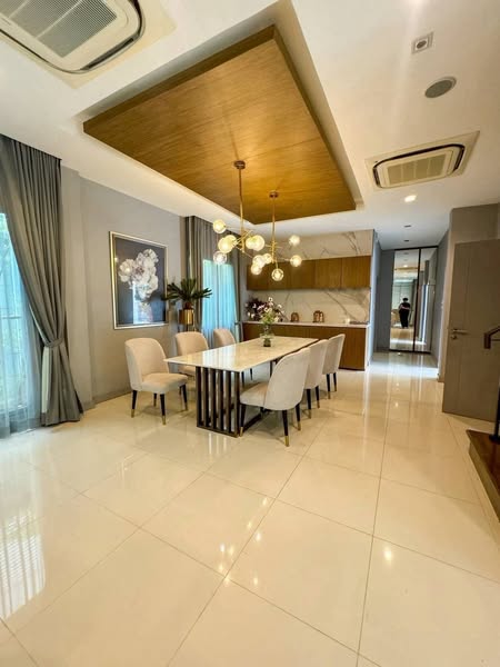 Detached House For Rent