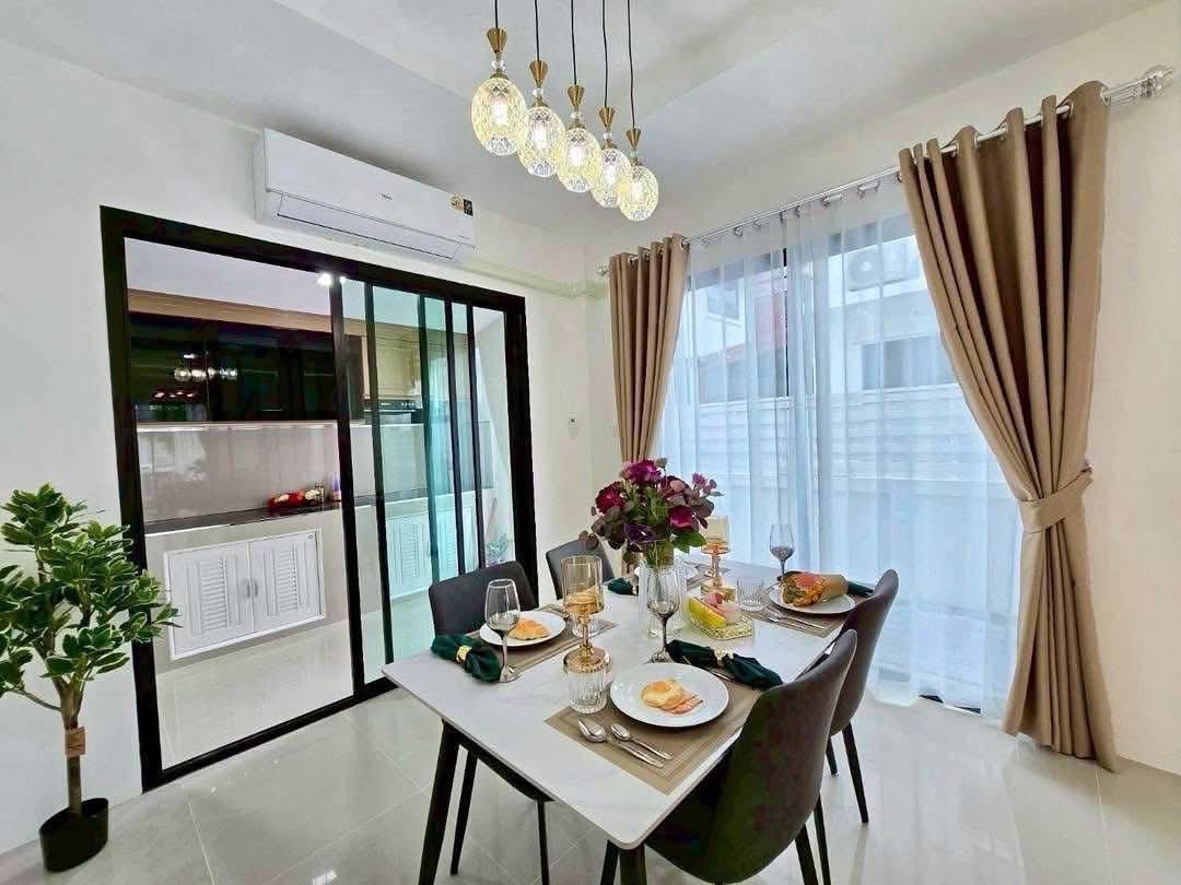 Detached House For Rent
