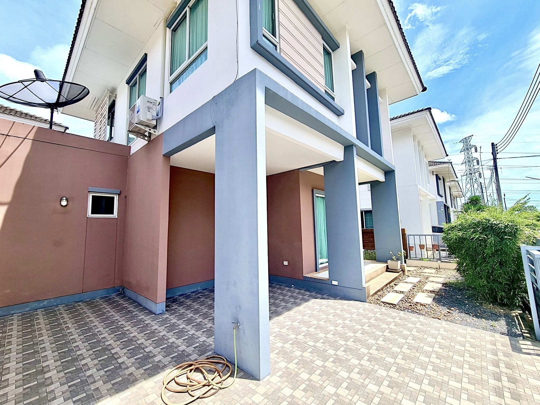 Detached House For Rent