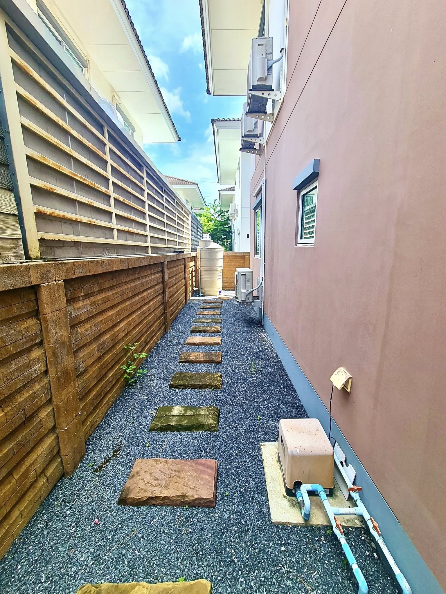 Detached House For Rent