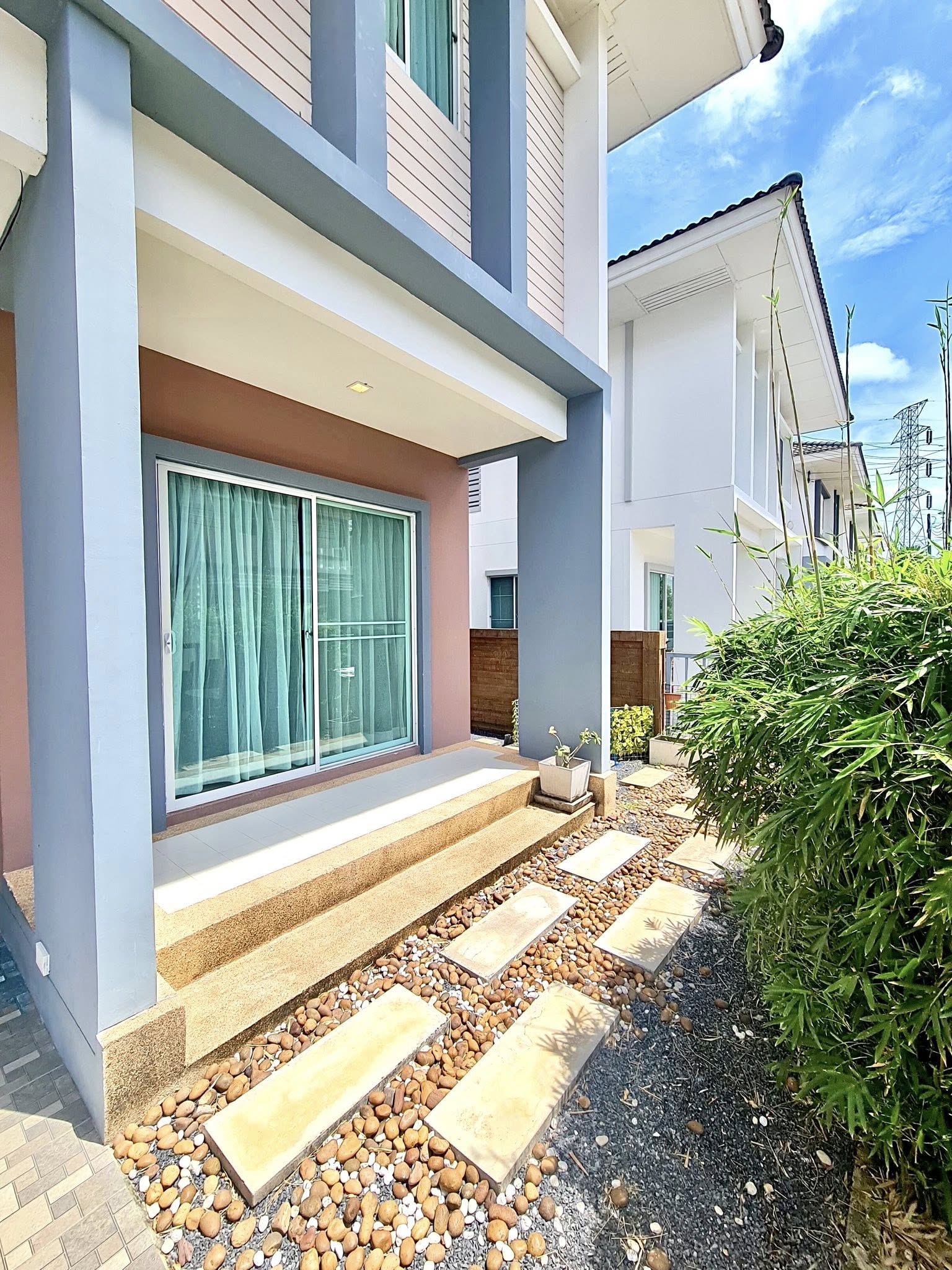 Detached House For Rent