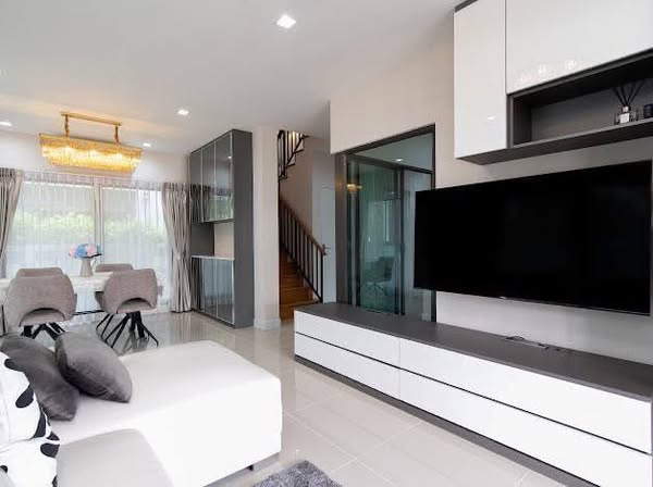 Detached House For Rent