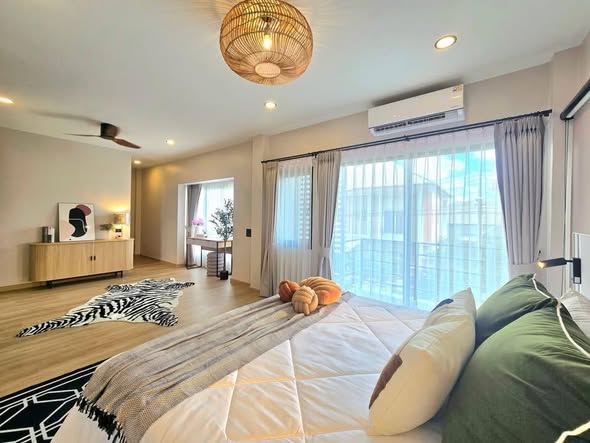 Detached House For Sale