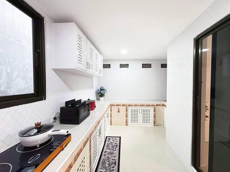 Detached House For Rent