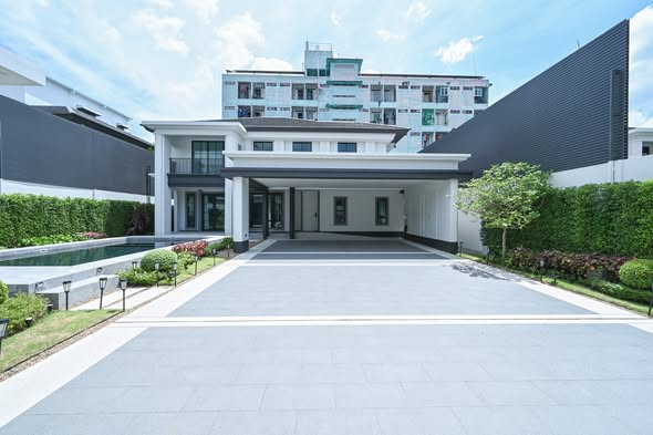 Detached House For Rent