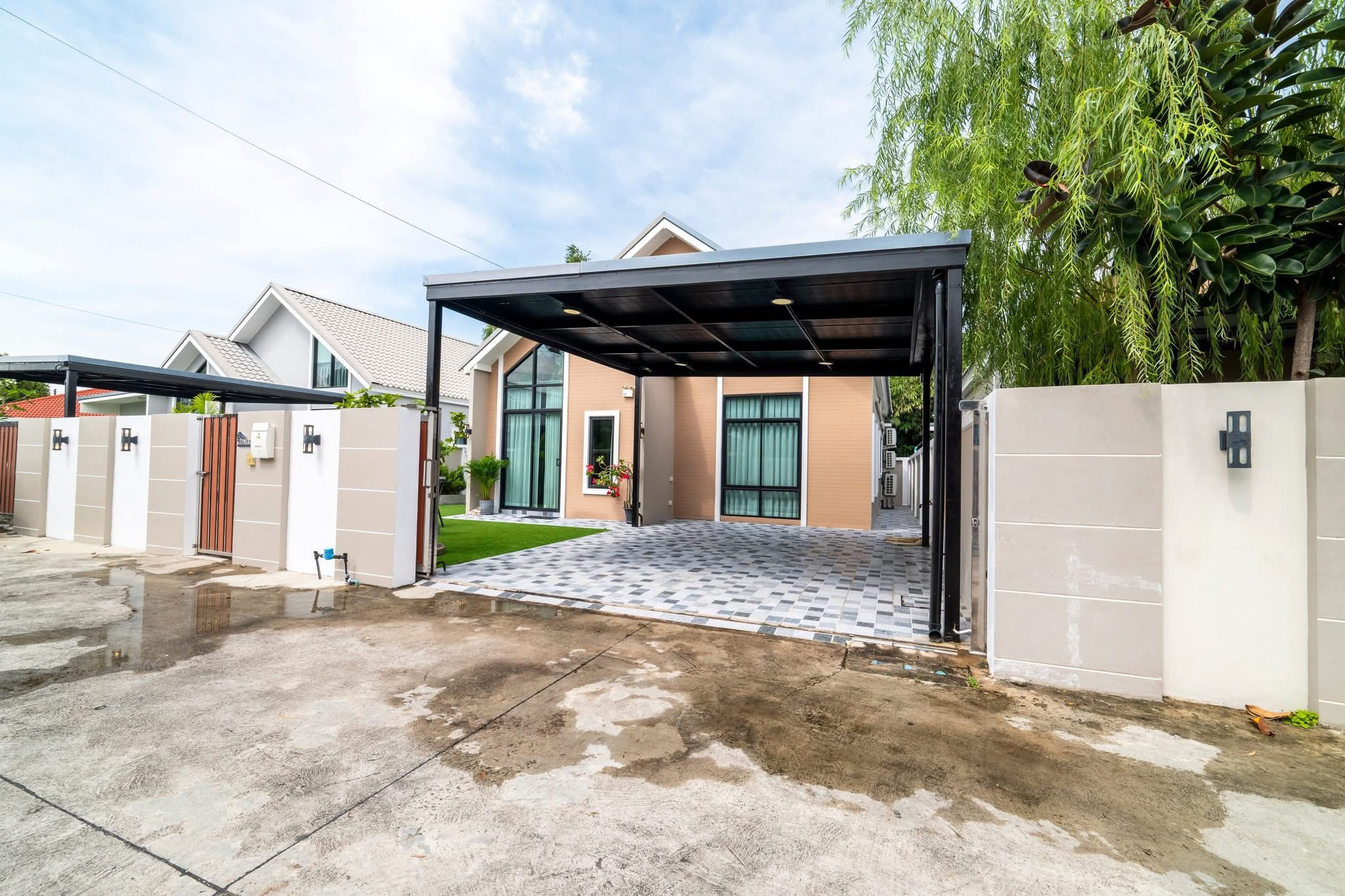 Detached House For Sale