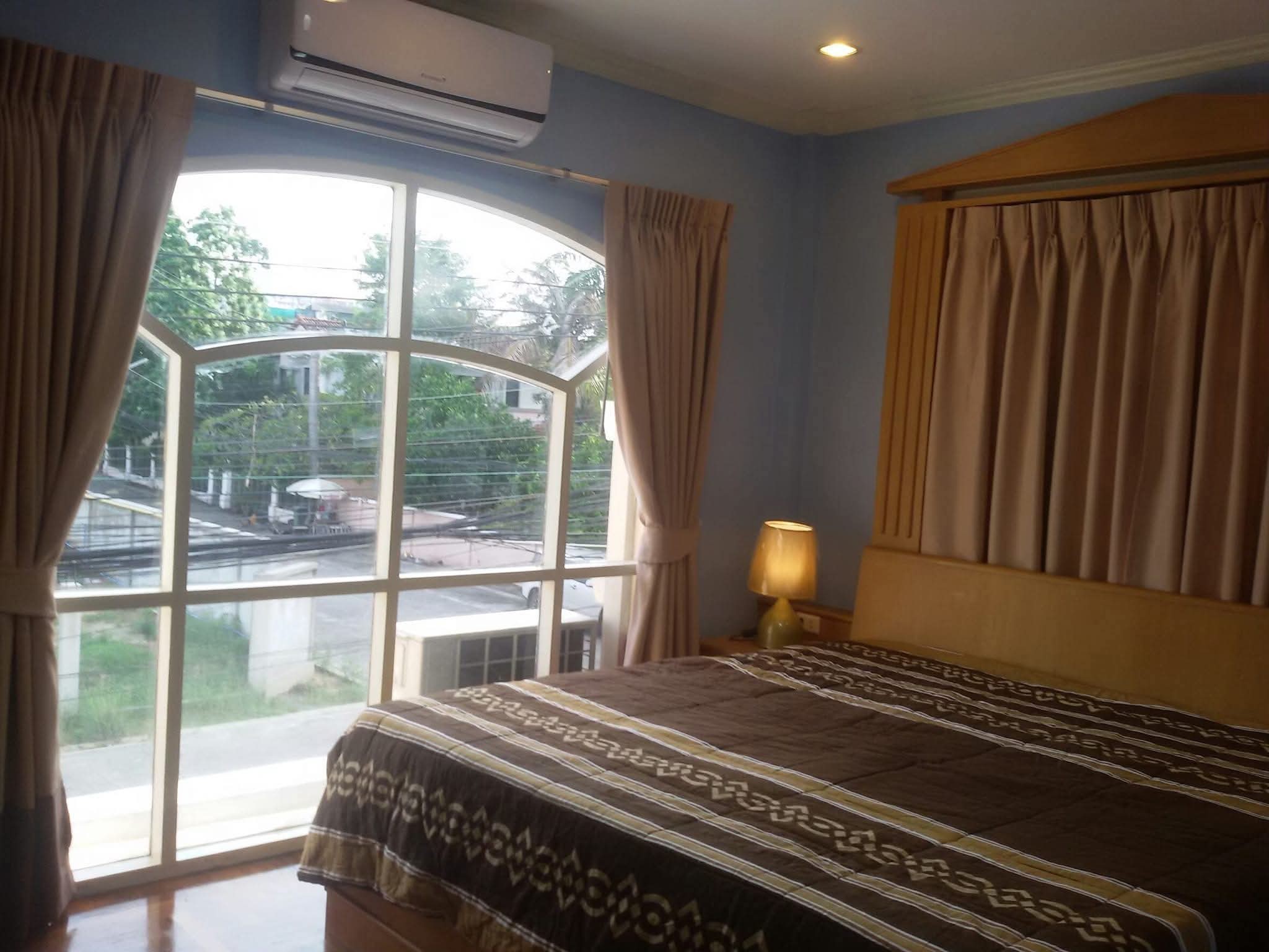 Detached House For Rent