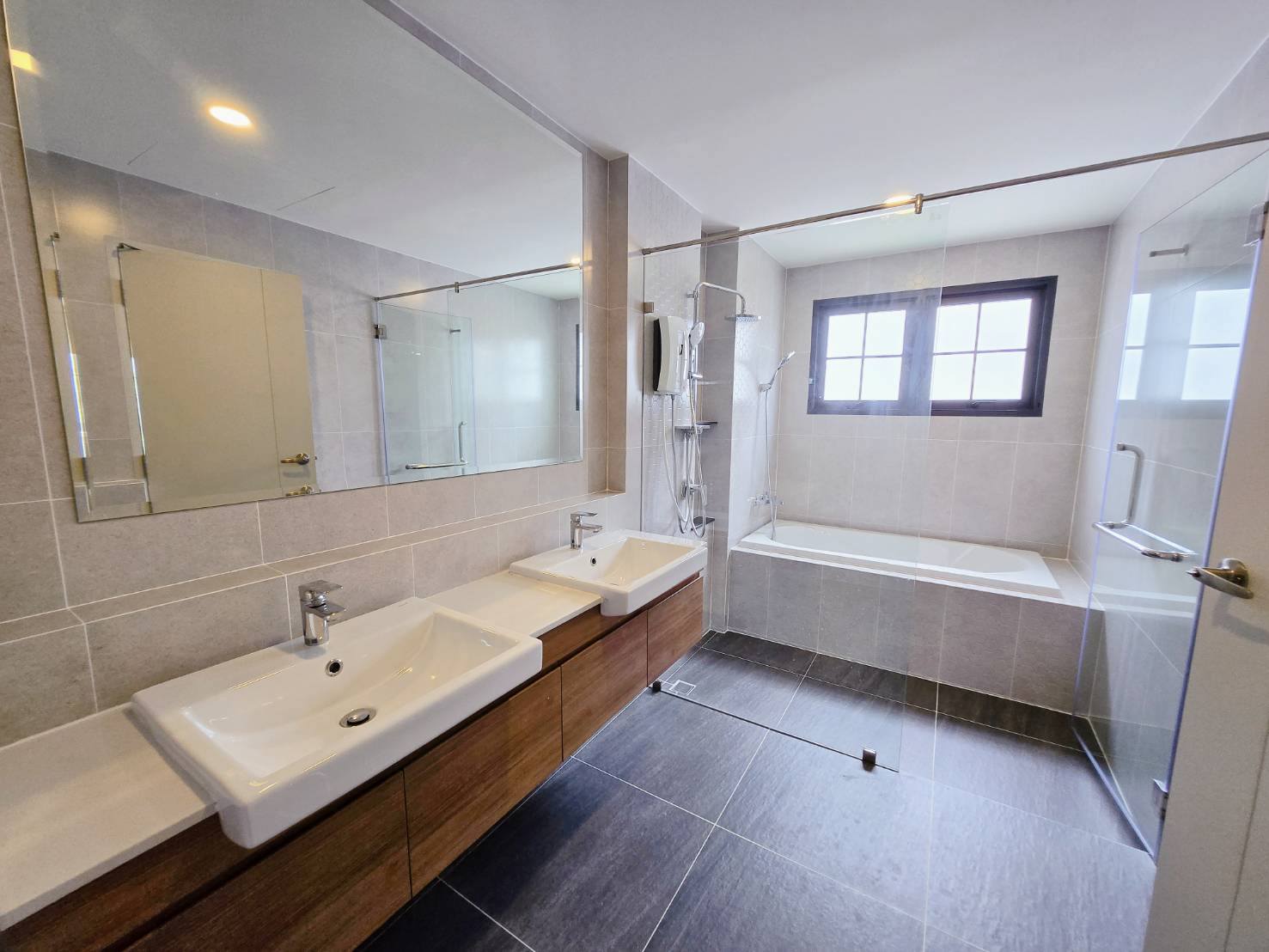 Detached House For Rent