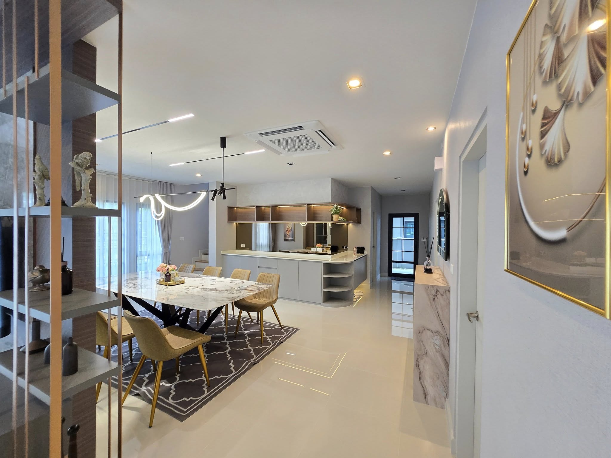 Detached House For Rent