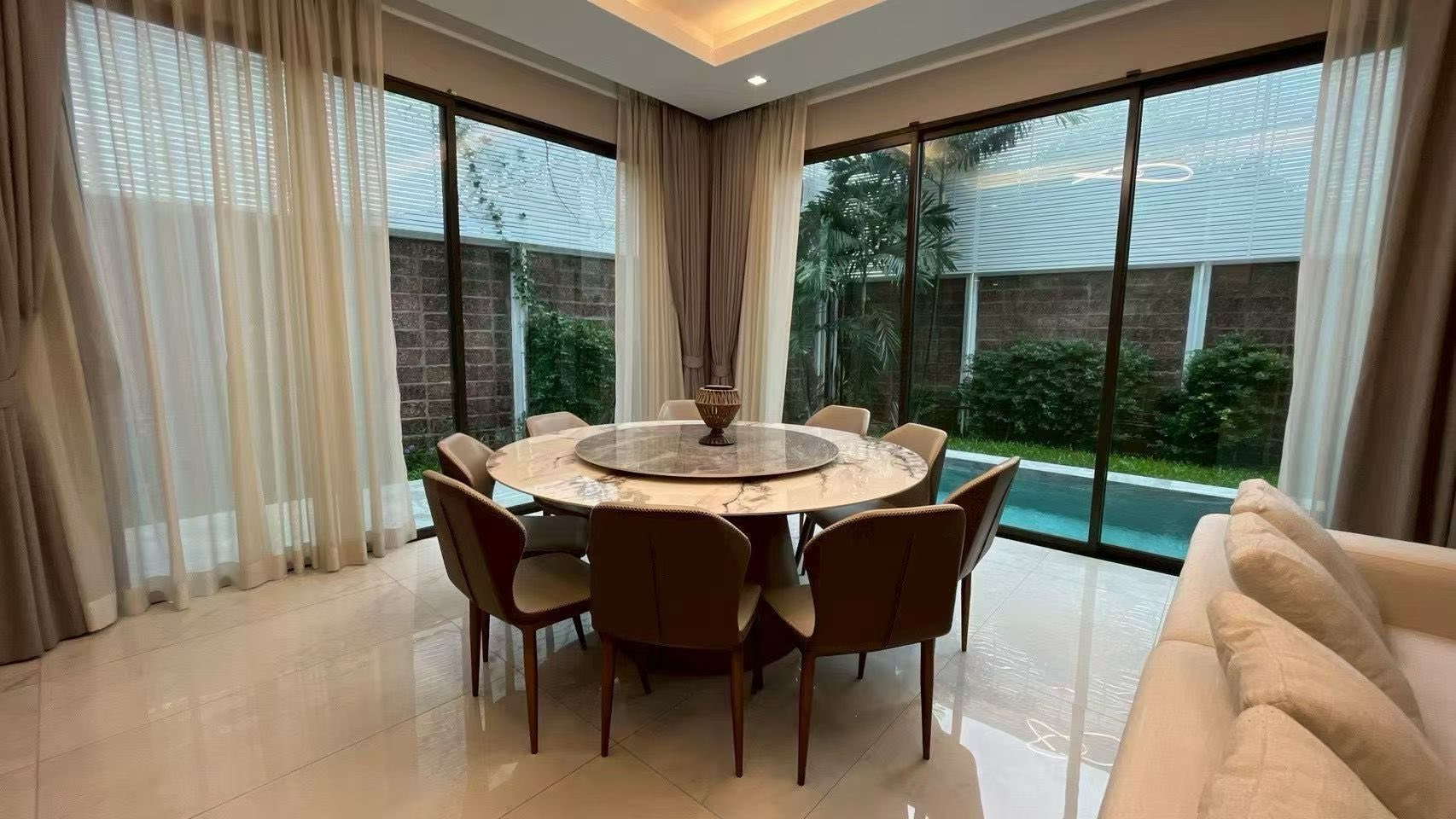 Detached House For Rent