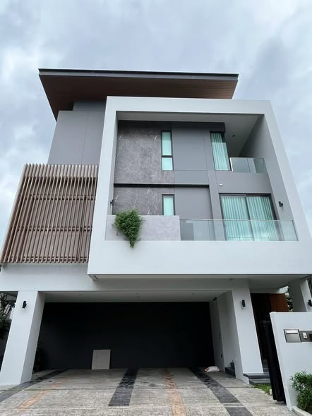 Detached House For Rent