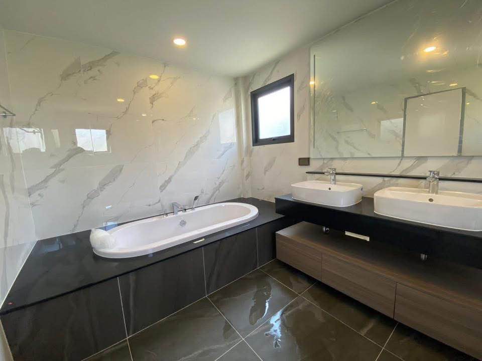 Detached House For Sale