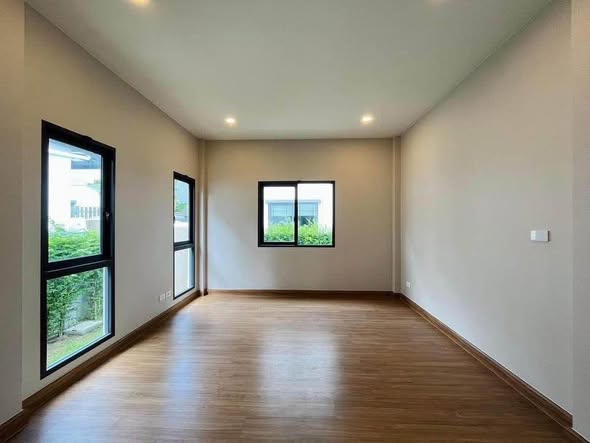 Detached House For Sale