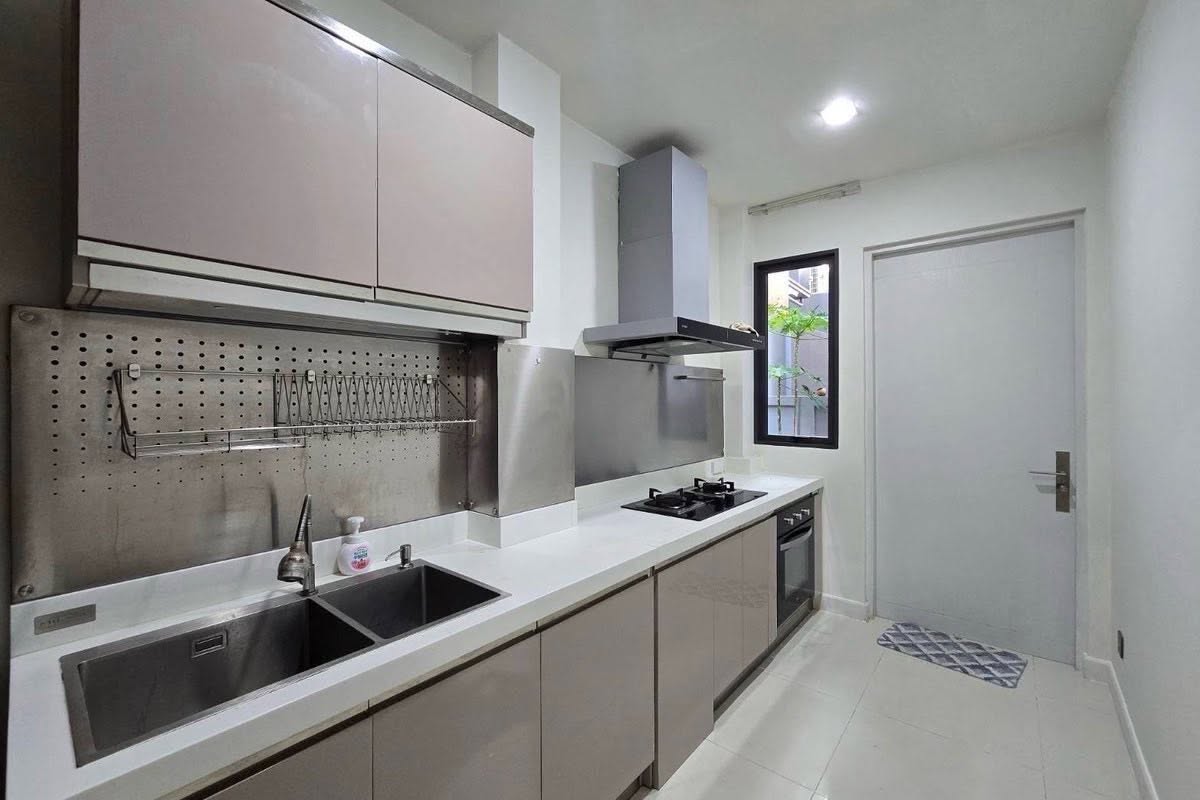 Detached House For Rent