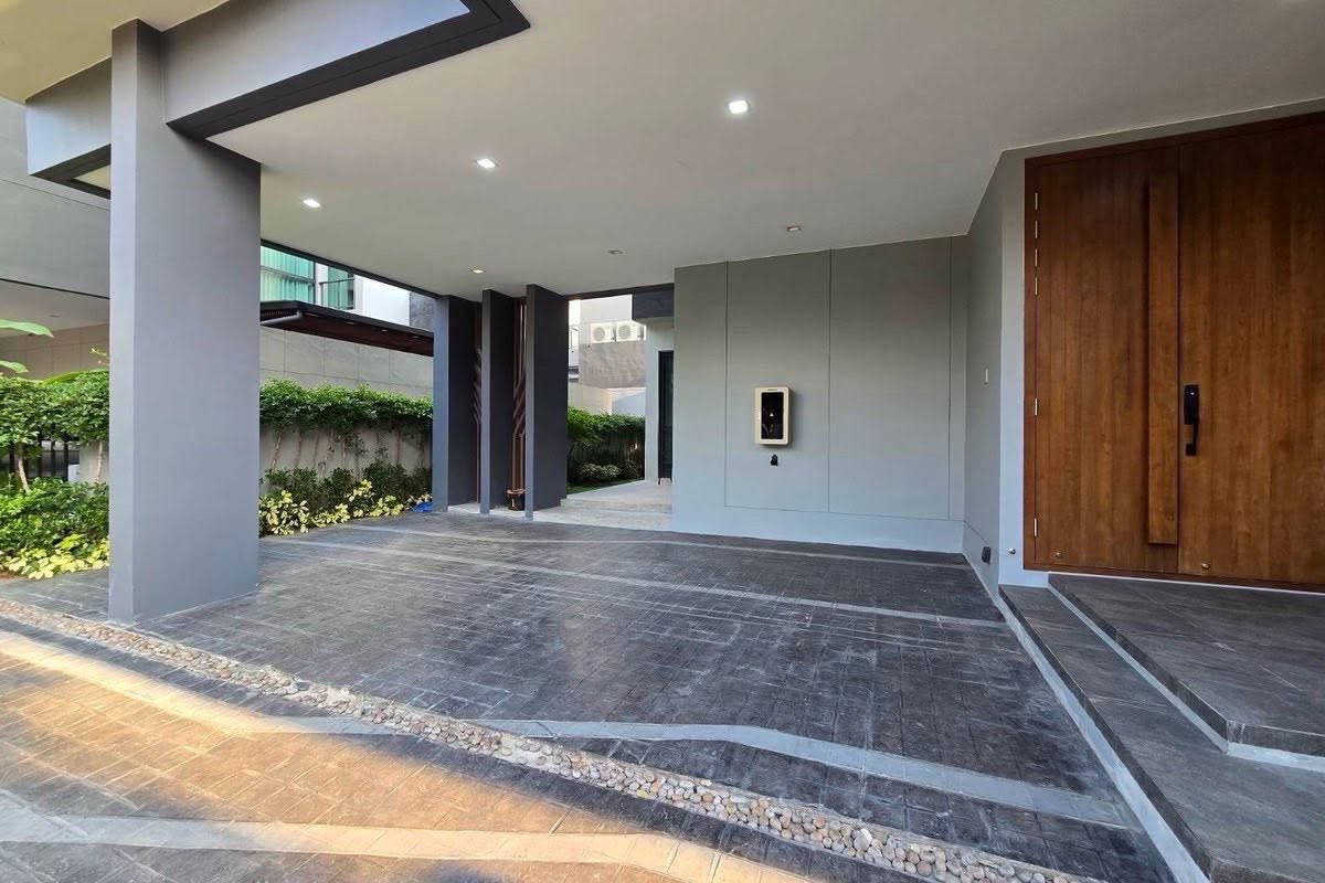 Detached House For Rent