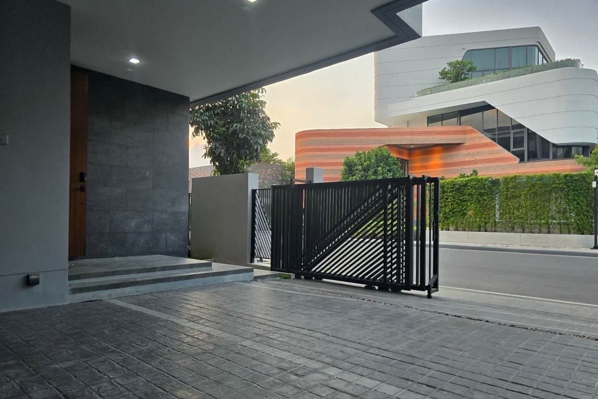 Detached House For Rent