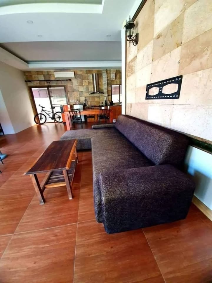 Detached House with Pool For Sale