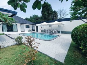 House with Pool For Sale