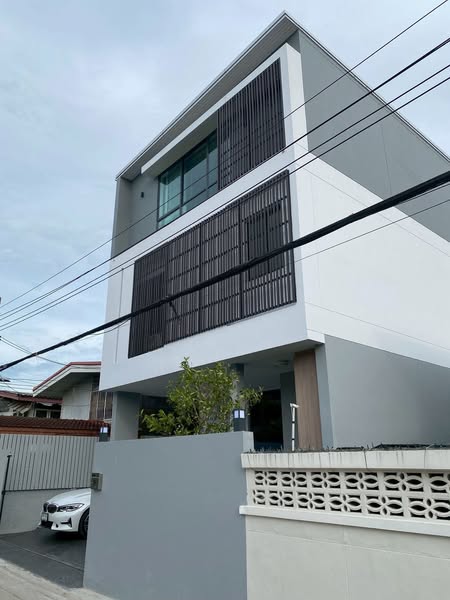 Detached House For Rent