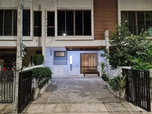 Three Storey Townhouse For Rent