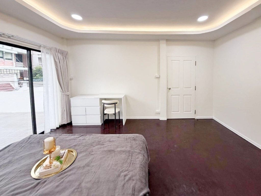Detached House For Rent