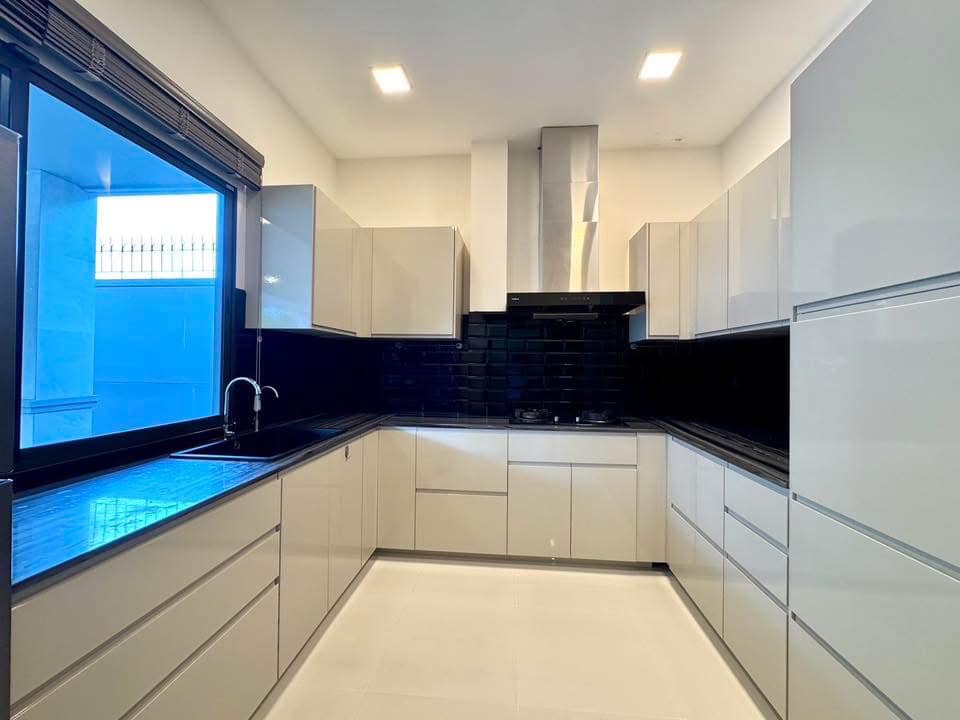 Detached House For Rent