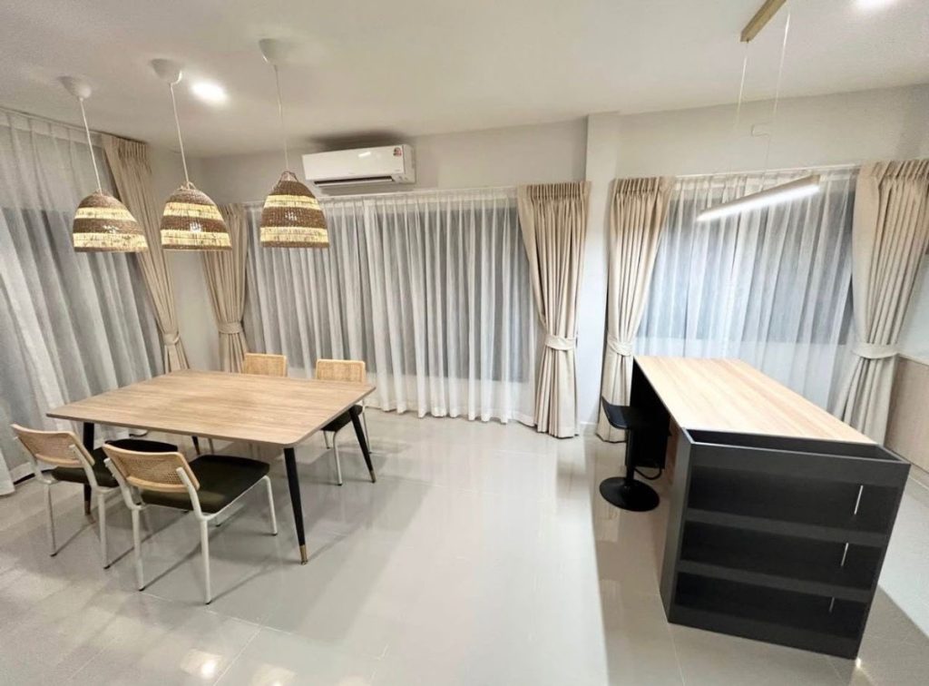 Detached House For Rent