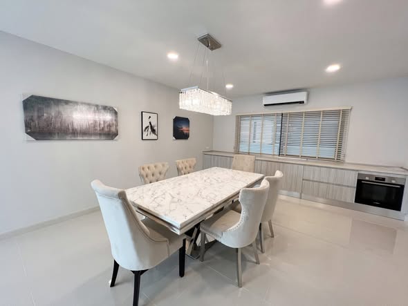 Detached House For Rent