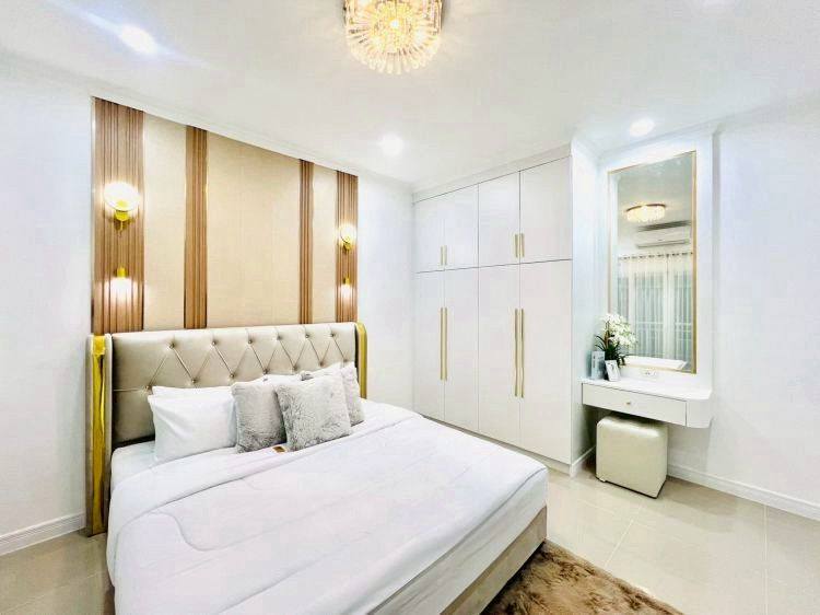 Detached House For Sale